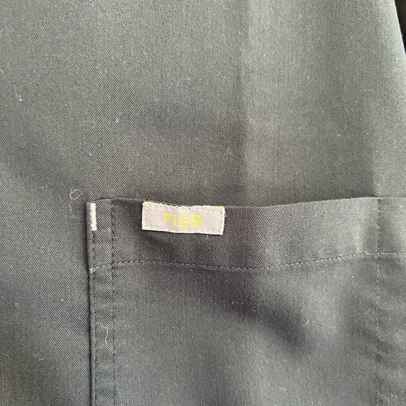 FIGS Men's Two-Pocket Scrub Top in Black with Yellow Details #PM2600, L - Picture 4 of 8